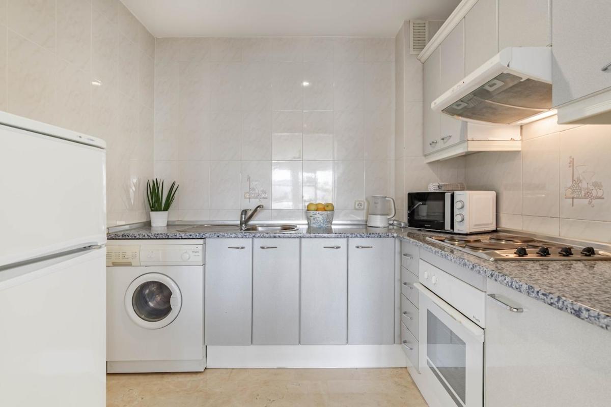 Stylish One Bed Apartment At Matchroom Country Club Фуeнхирола Екстериор снимка